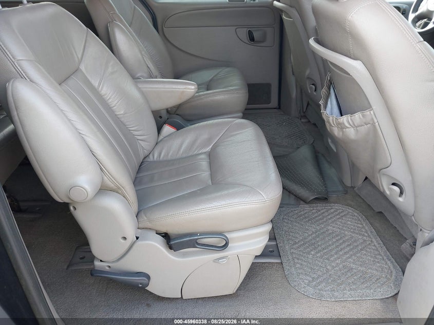 2001 CHRYSLER TOWN & COUNTRY auction photo 7