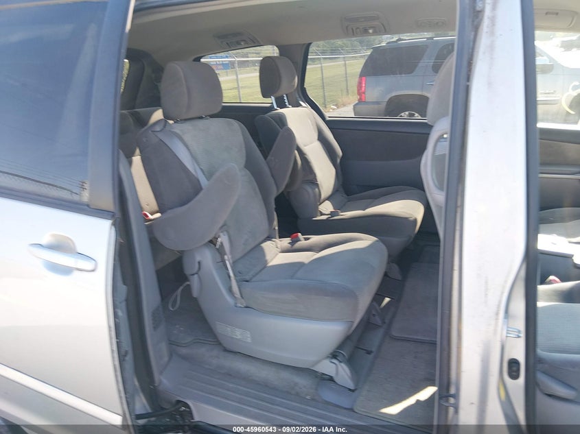2007 TOYOTA SIENNA auction photo 8