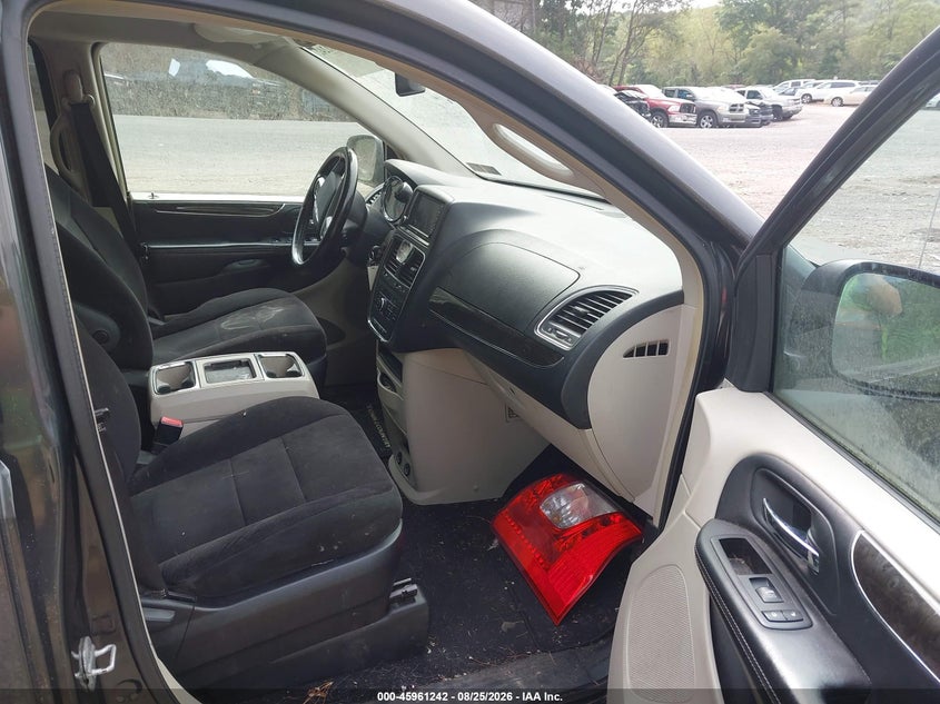 2011 CHRYSLER TOWN & COUNTRY auction photo 5