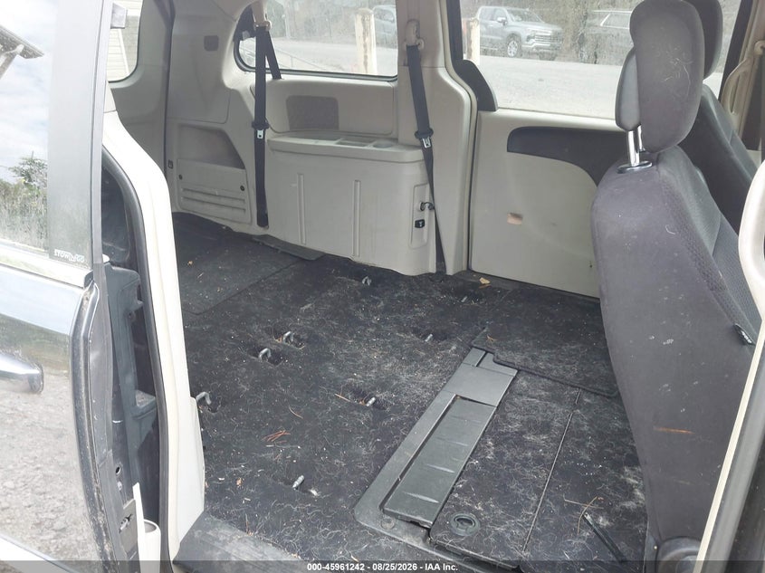 2011 CHRYSLER TOWN & COUNTRY auction photo 8