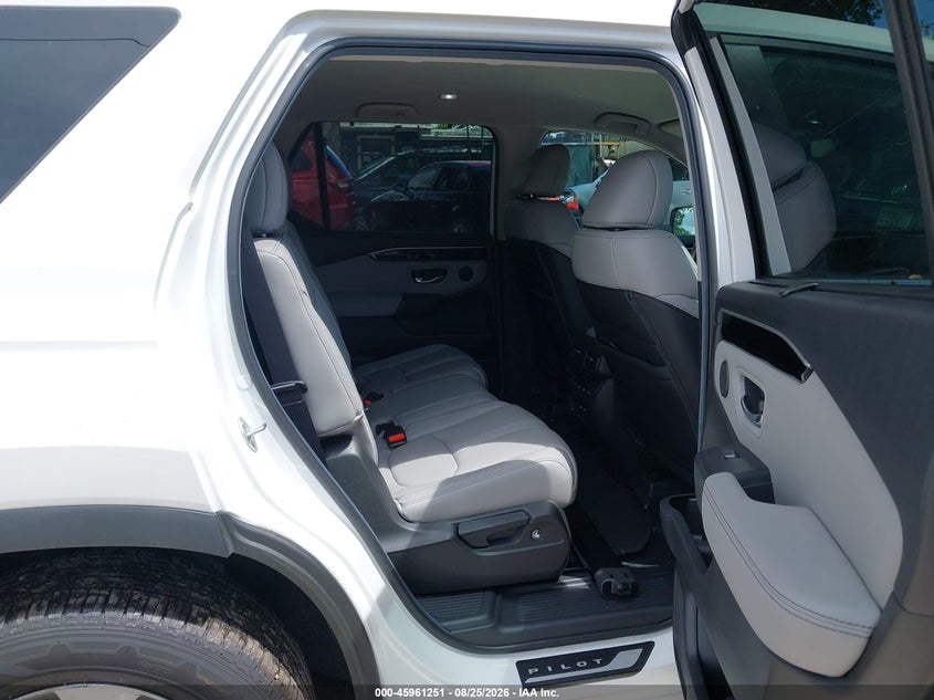2025 HONDA PILOT auction photo 8