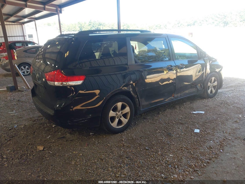 2011 TOYOTA SIENNA auction photo 4