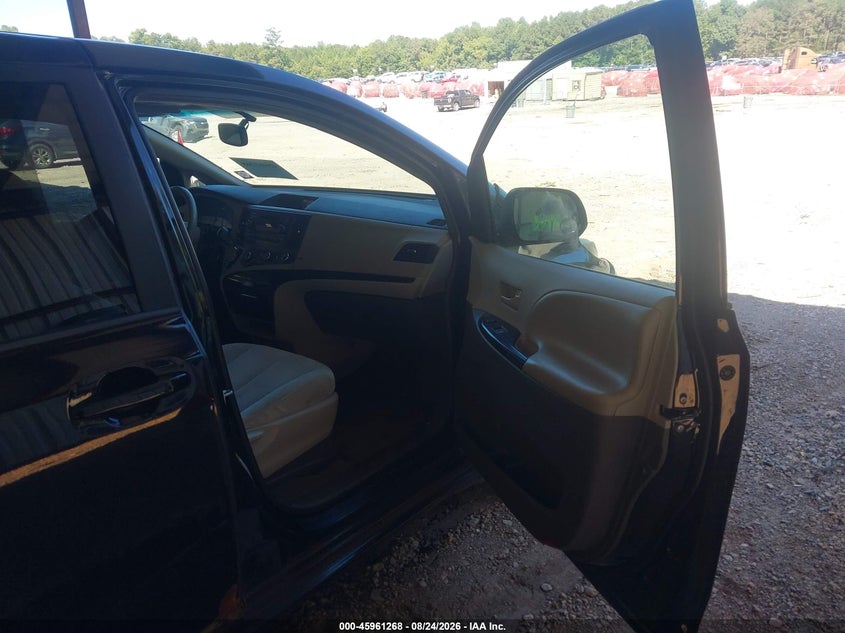 2011 TOYOTA SIENNA auction photo 5
