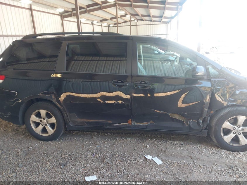 2011 TOYOTA SIENNA auction photo 6