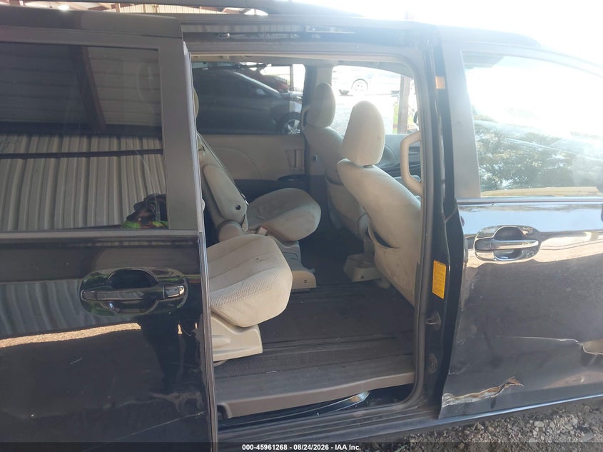 2011 TOYOTA SIENNA auction photo 8