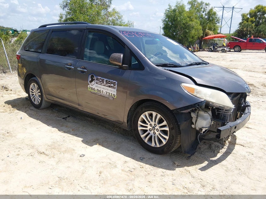 2015 TOYOTA SIENNA auction photo 1