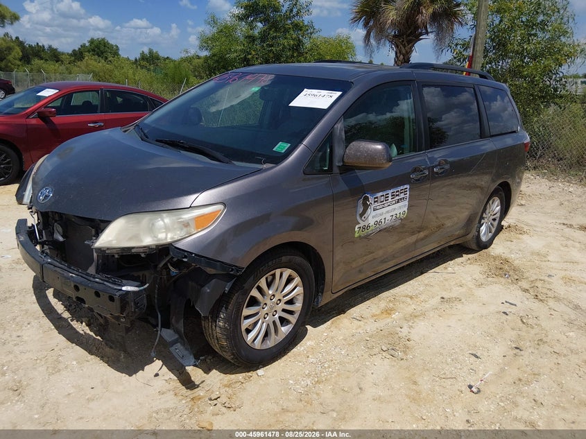 2015 TOYOTA SIENNA auction photo 2