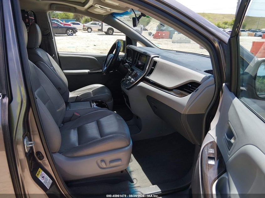2015 TOYOTA SIENNA auction photo 5