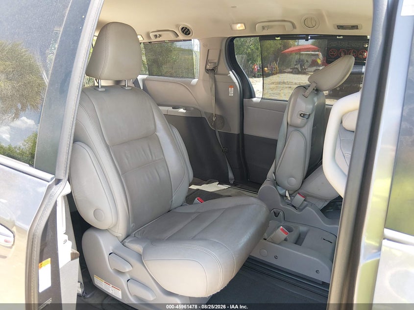 2015 TOYOTA SIENNA auction photo 8