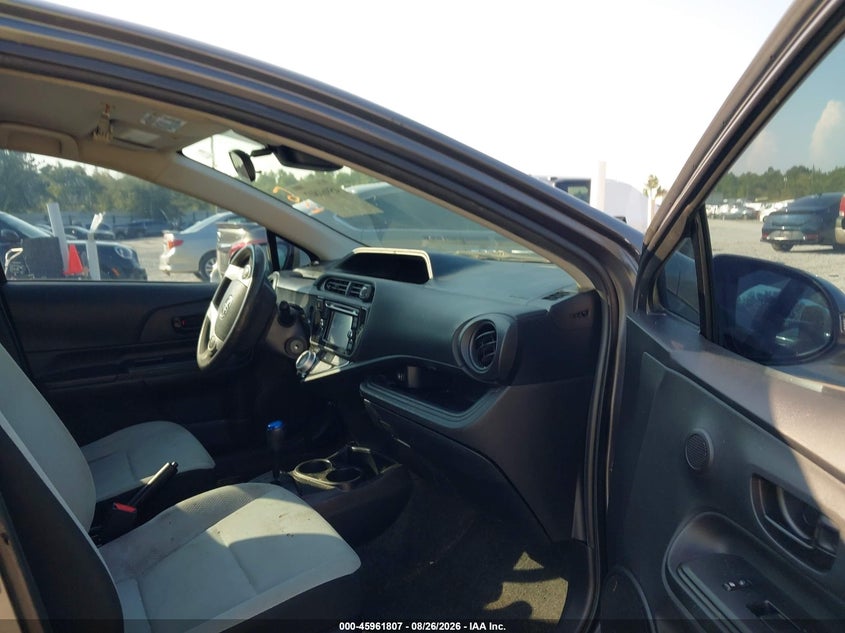 2017 TOYOTA PRIUS C auction photo 5