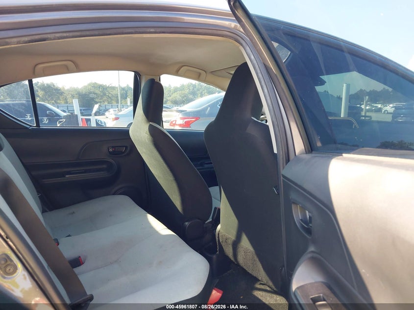 2017 TOYOTA PRIUS C auction photo 8