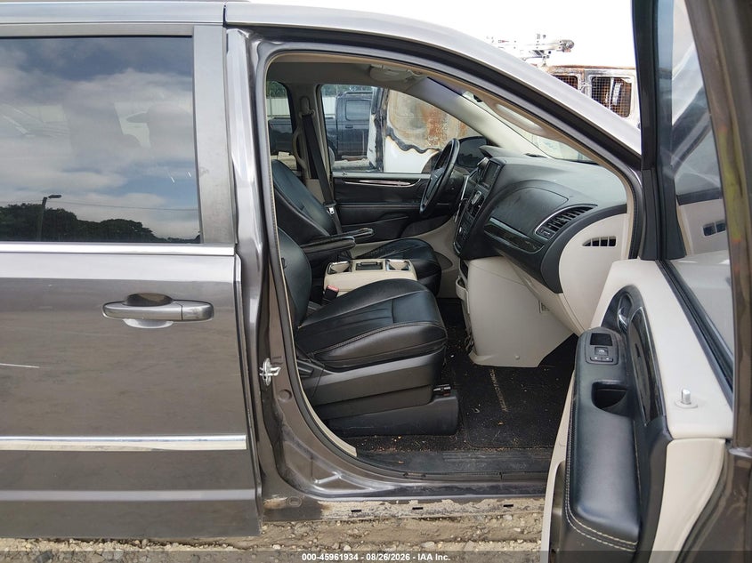 2015 CHRYSLER TOWN & COUNTRY auction photo 5