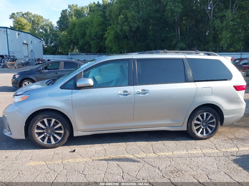 TOYOTA SIENNA - zdjęcie 14