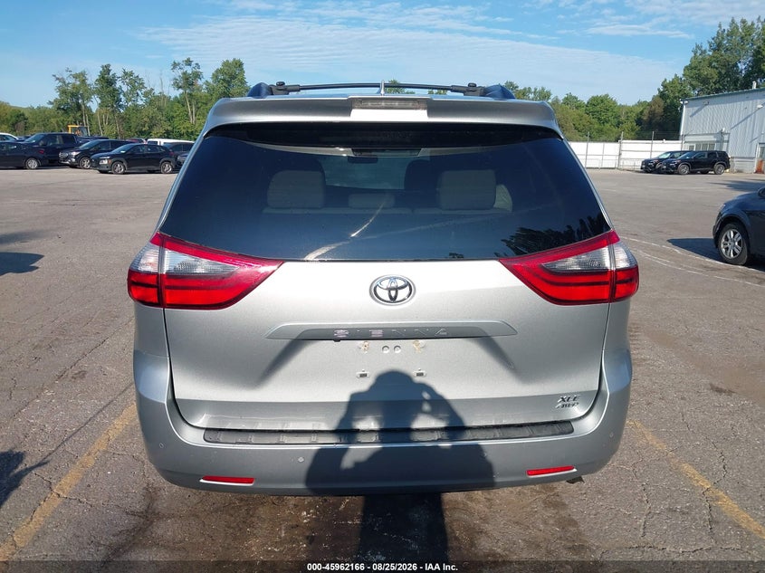 TOYOTA SIENNA - zdjęcie 16