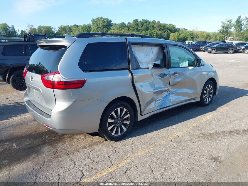 TOYOTA SIENNA - zdjęcie 4