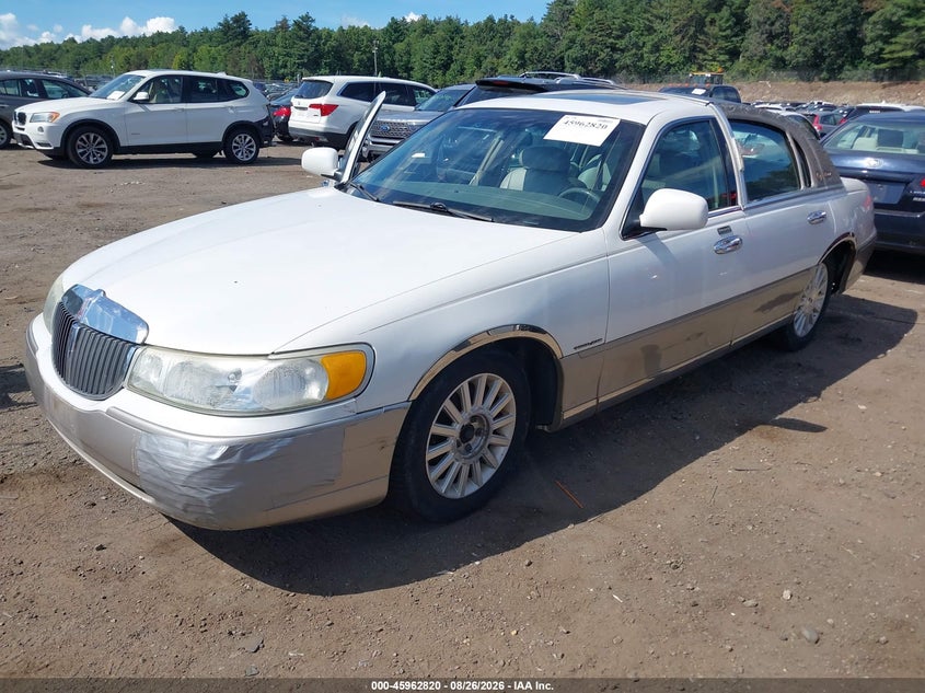 2002 Lincoln Town Car, Normal Wear & Tear, IAAI, VIN 1LNHM82W22Y658006 — photo 2