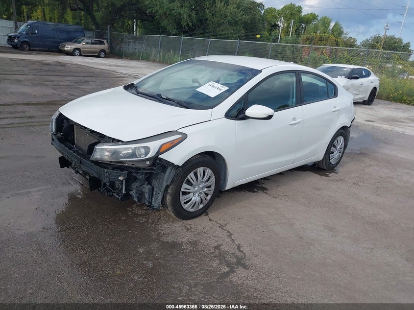 2017 Kia Forte, Перёд и зад, IAAI, VIN 3KPFK4A70HE054537 — фото 2