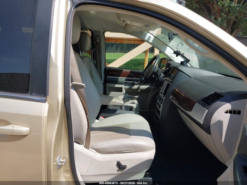 2010 CHRYSLER TOWN & COUNTRY auction photo 5