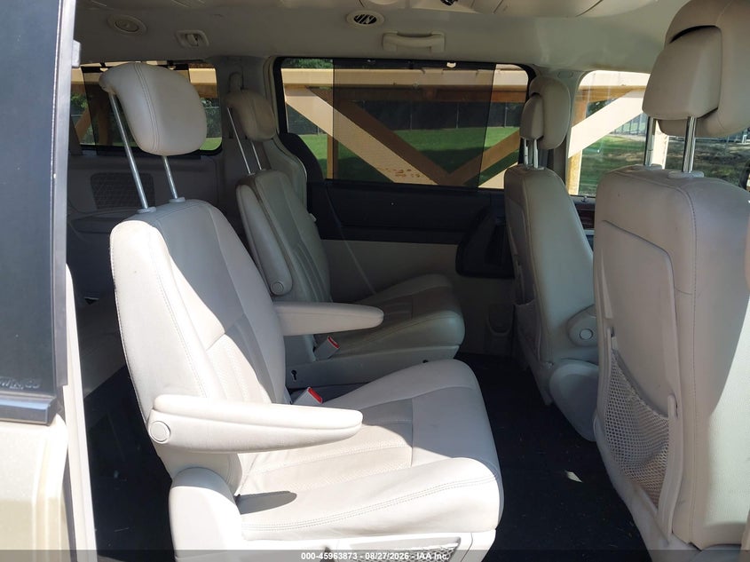 2010 CHRYSLER TOWN & COUNTRY auction photo 8
