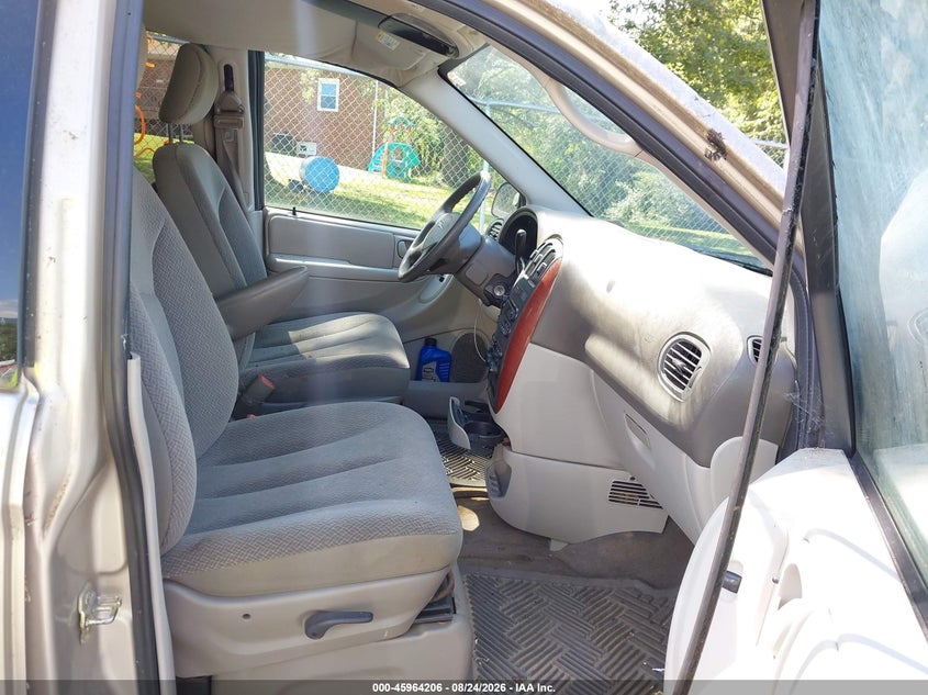 2005 CHRYSLER TOWN & COUNTRY auction photo 5