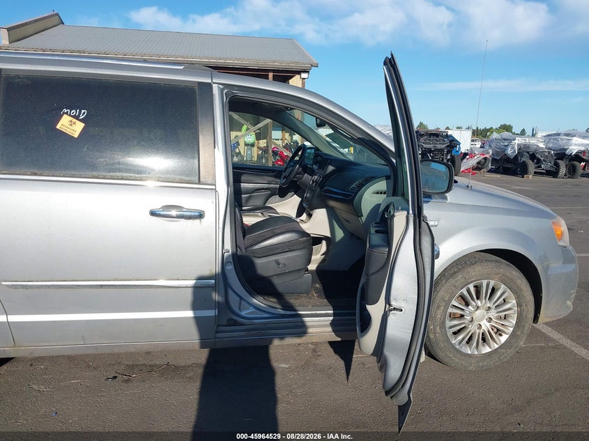 2014 CHRYSLER TOWN & COUNTRY auction photo 5