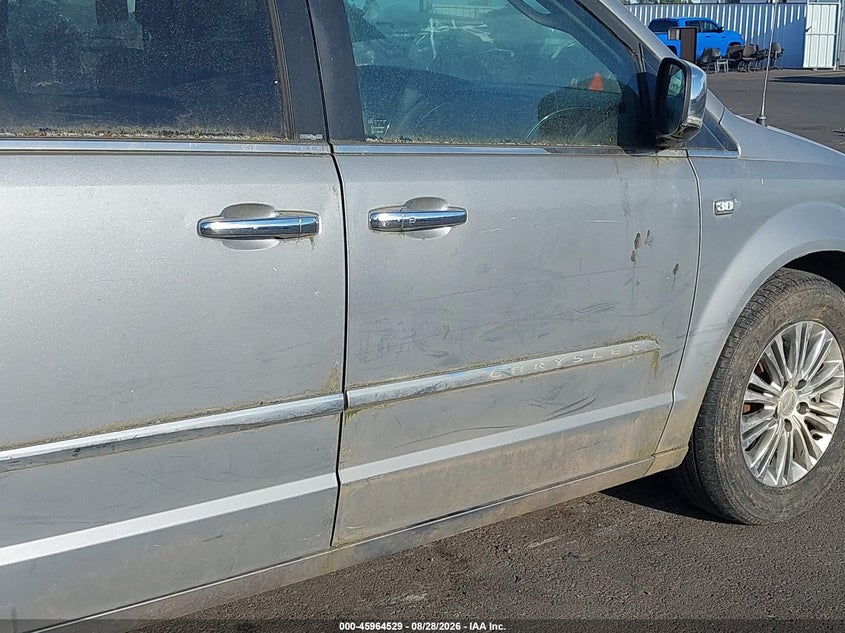 2014 CHRYSLER TOWN & COUNTRY auction photo 6