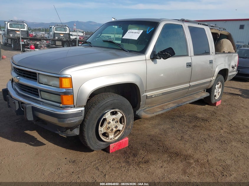 1999 Chevrolet Express, Left Side, IAAI, VIN 3GNFK16R2XG224870 — photo 2
