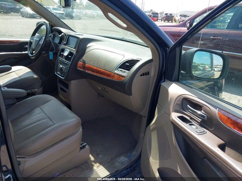 2016 CHRYSLER TOWN & COUNTRY auction photo 5