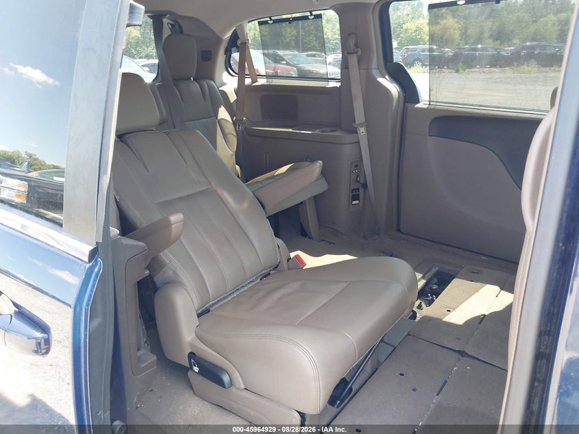 2016 CHRYSLER TOWN & COUNTRY auction photo 8
