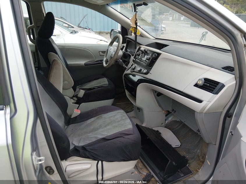 2011 TOYOTA SIENNA auction photo 5
