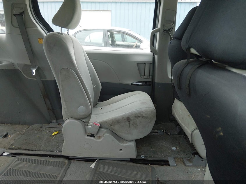 2011 TOYOTA SIENNA auction photo 8