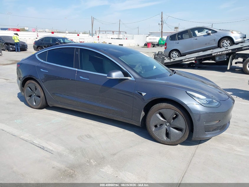 TESLA MODEL 3 - zdjęcie 1