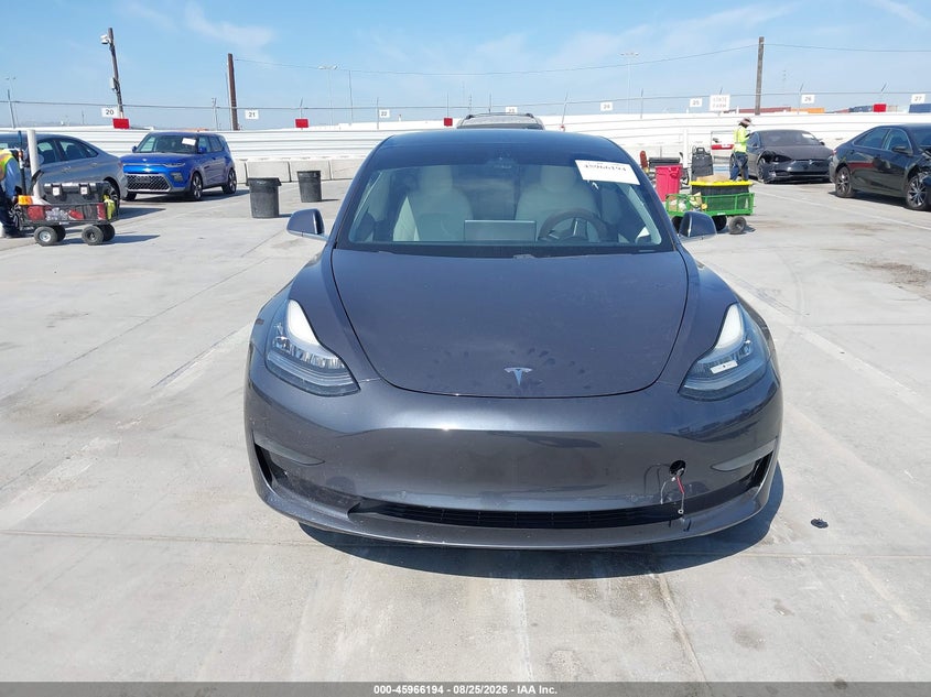 TESLA MODEL 3 - zdjęcie 11