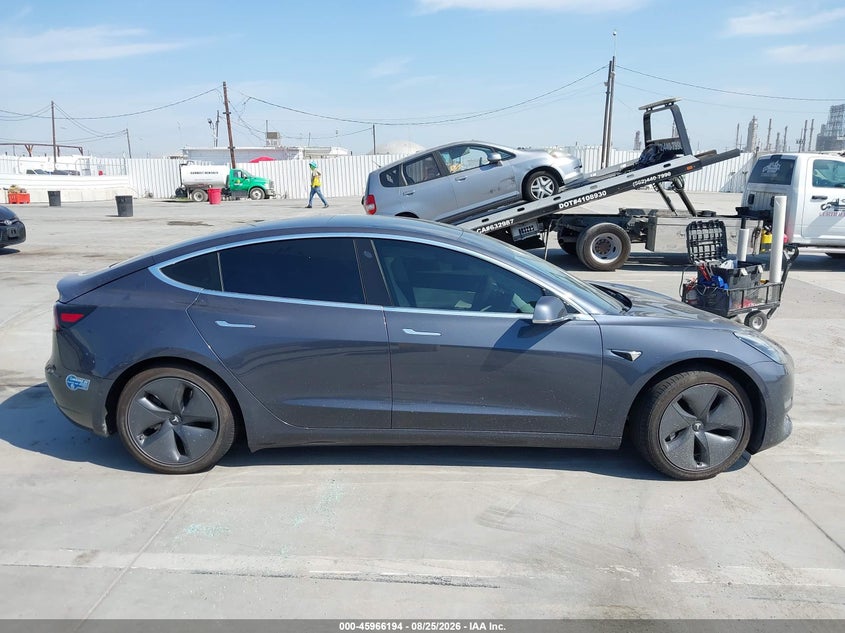 TESLA MODEL 3 - zdjęcie 12