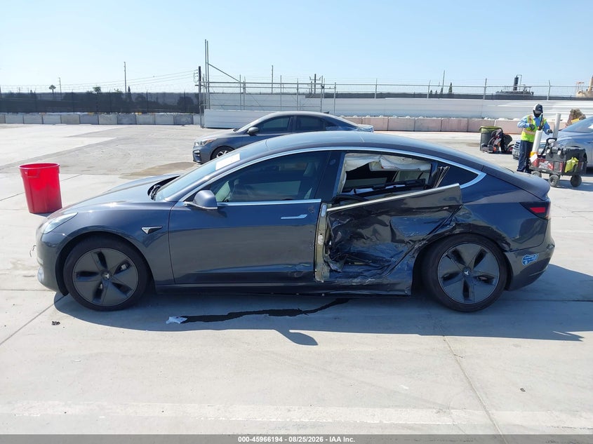 TESLA MODEL 3 - zdjęcie 13
