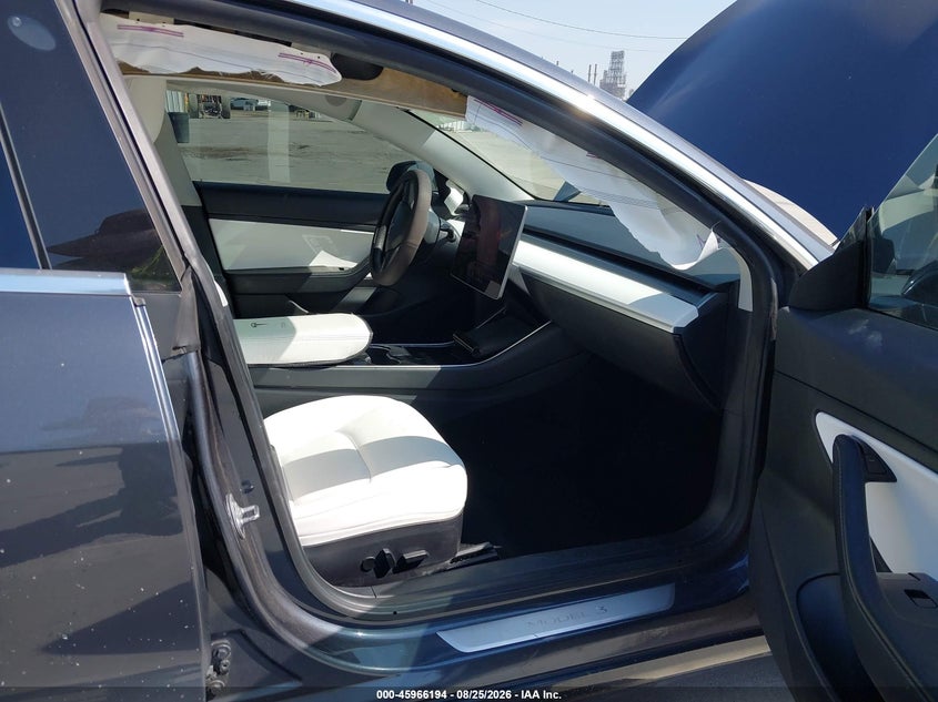 TESLA MODEL 3 - zdjęcie 5