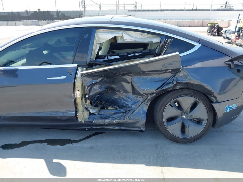 TESLA MODEL 3 - zdjęcie 6