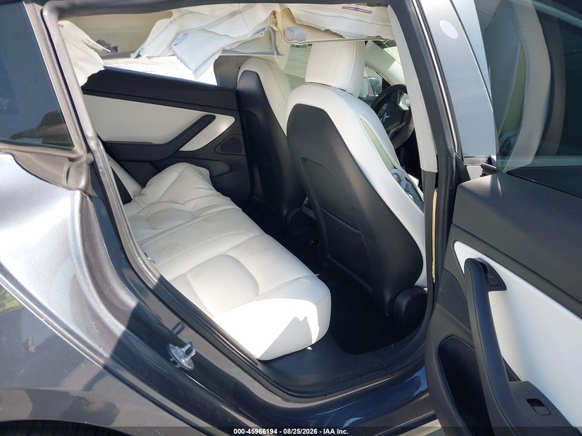 TESLA MODEL 3 - zdjęcie 8