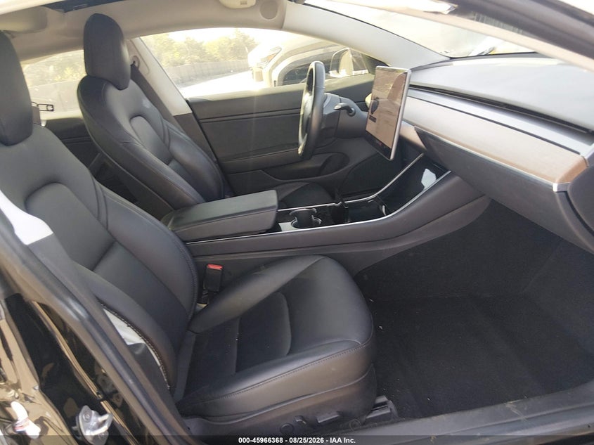 TESLA MODEL 3 - zdjęcie 5