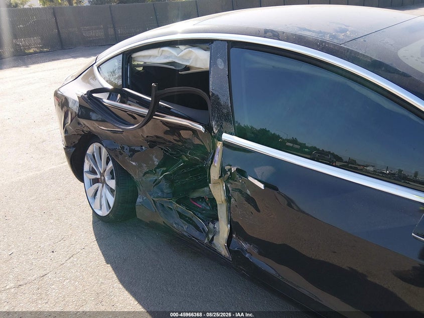 TESLA MODEL 3 - zdjęcie 13
