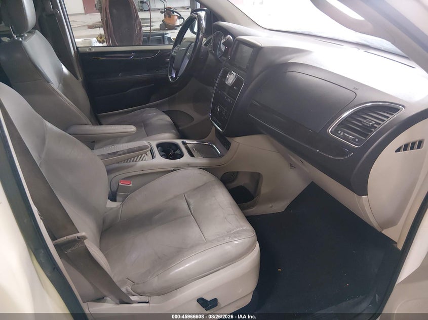 2012 CHRYSLER TOWN & COUNTRY auction photo 5