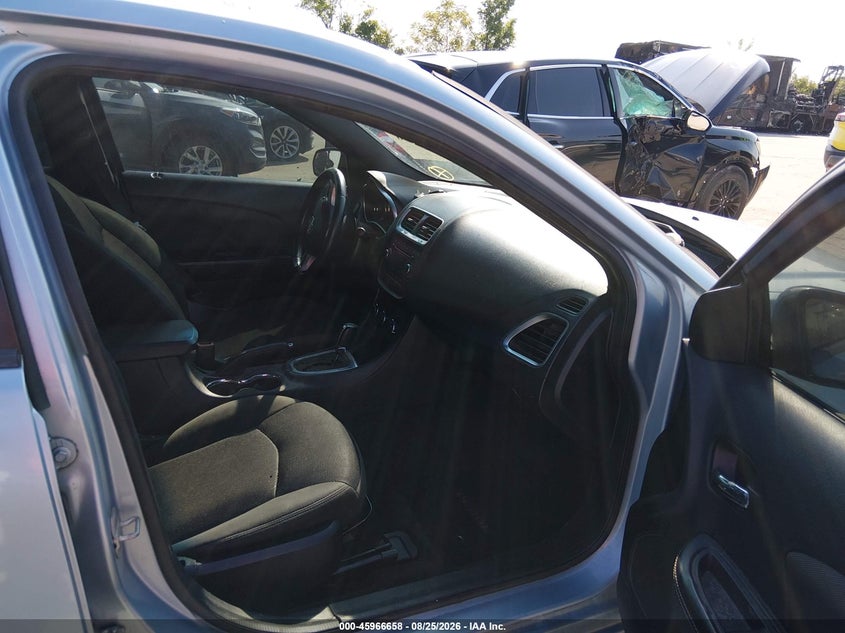 2013 DODGE AVENGER auction photo 4