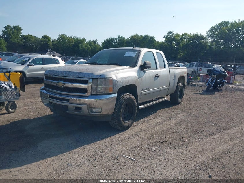 2011 Chevrolet Silverado, Normal Wear & Tear, IAAI, VIN 1GCRKSE38BZ349597 — photo 2