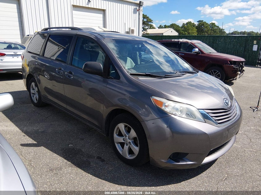 2017 TOYOTA SIENNA auction photo 1