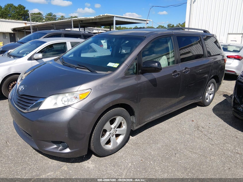 2017 TOYOTA SIENNA auction photo 2