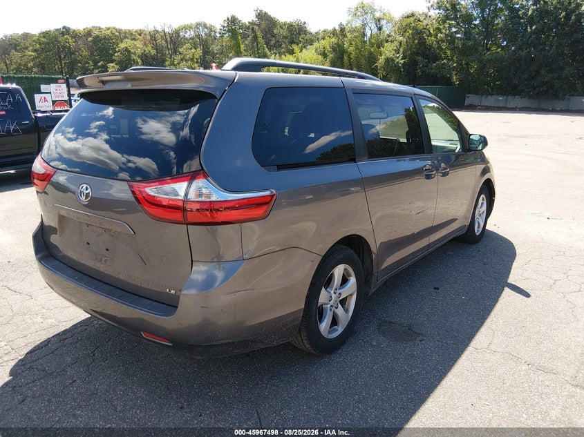 2017 TOYOTA SIENNA auction photo 4