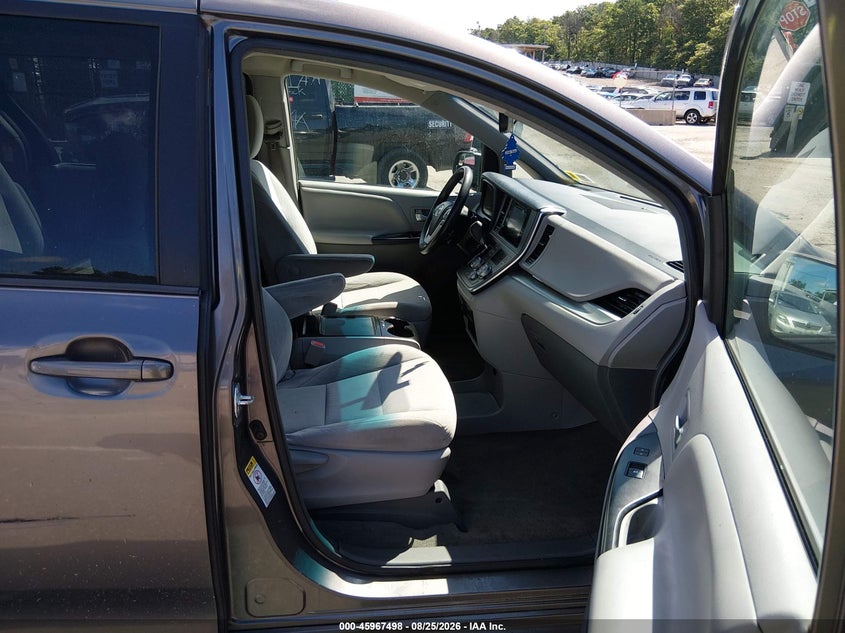 2017 TOYOTA SIENNA auction photo 5