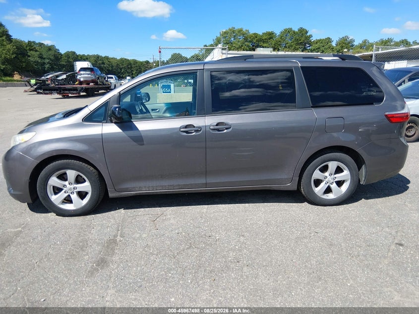 2017 TOYOTA SIENNA auction photo 6