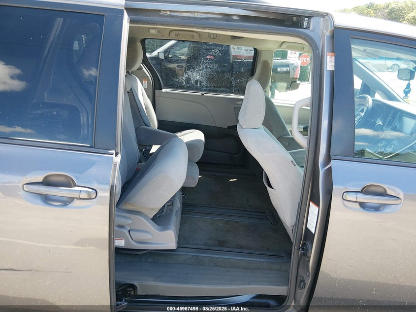 2017 TOYOTA SIENNA auction photo 8