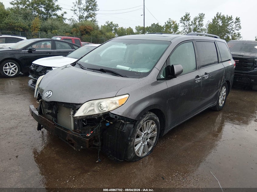 2011 TOYOTA SIENNA auction photo 2